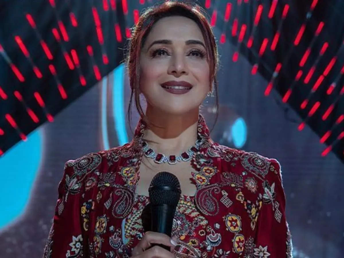 kajolstarr's tweet photo. Since today is ONE YEAR OF THE FAME GAME let's celebrate one of madhuris most iconic and fierceful roles 🥳 @MadhuriDixit #OneYearOfTheFameGame https://t.co/nfV7Wh3VqM