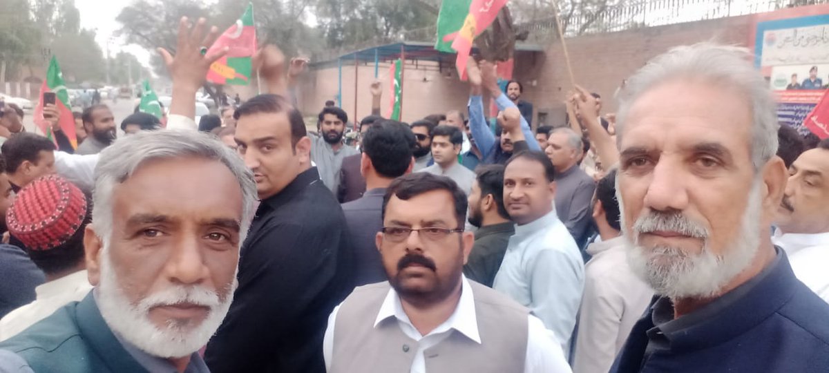 KhanOptimist's tweet photo. سنٹرل جیل شاہ پور صدر سرگودھا زلفی بخاری صاحب کے ساتھ راولپنڈی پی ٹی آئی کی مرکزی قیادت کے ساتھ اظہار یک جہتی کے لیے پی ٹی آئی شاہ پور صدر کے ٹائیگرز کا احتجاجی مظاہرہ ۔ اٹک پی پی 5 جنڈ سے ملک نوید حسین، لالا رفیق اور ملک ہاشم خان کی خصوصی شرکت۔
#Jand #جیل_بھرو_تحریک https://t.co/oCZuzEpuYD