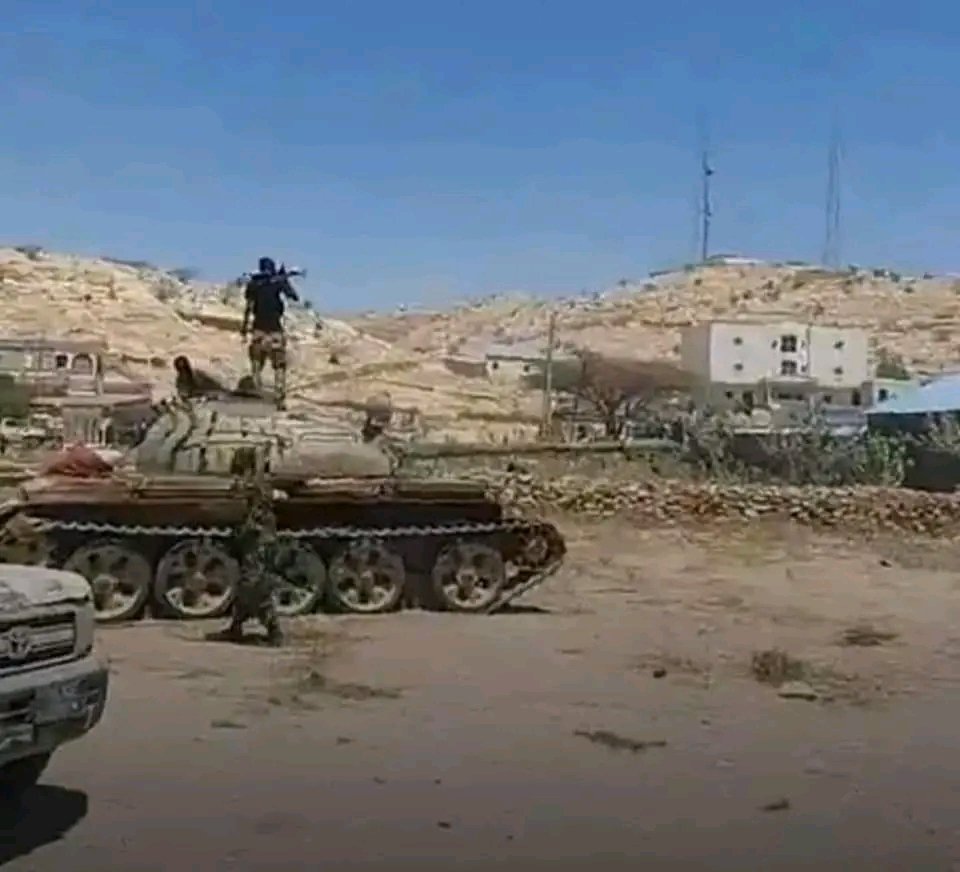 Mareegonline's tweet photo. BREAKING: Heavy fighting between #SSC forces and #Somaliland forces led by Mahad Cambashe erupts for the 21st day at the outskirts of #LasAnod.

#SSC forces captured the #Guulwade base near the city, complete with weapons, ammunition stocks, a tank, and various armored vehicles. https://t.co/U3ifoIgO23