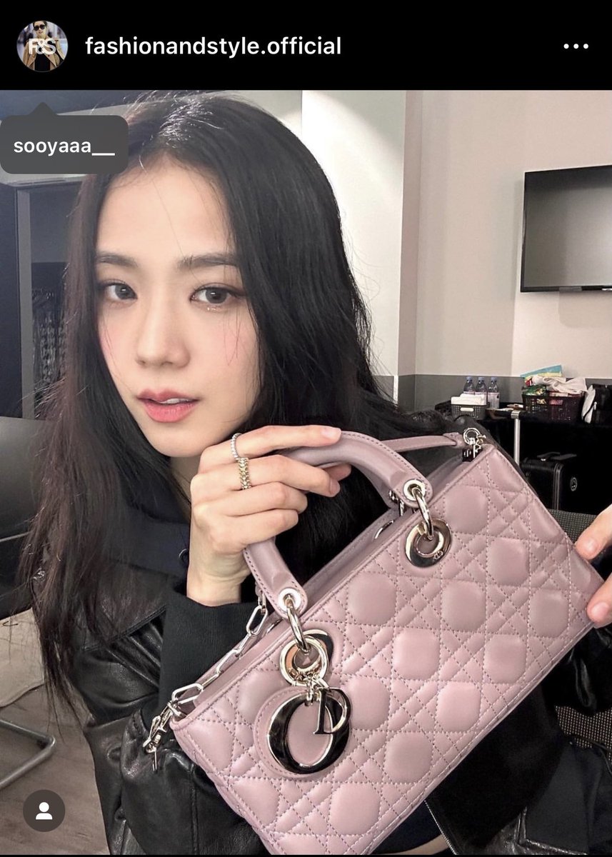 Fashionandstyle official instagram update with JISOO wearing Dior Lady D-Joy bag 

📌instagram.com/p/CpFM4wQNAYi/…

#JISOO #지수 #블랙핑크 @BLACKPINK