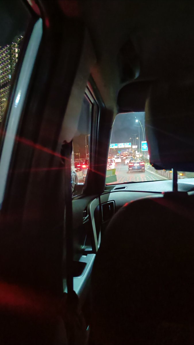 Div_agar's tweet photo. The quiet amidst the chaos. The darkness around the blinding lights..
#mumbailife https://t.co/Yxlc34pDFE