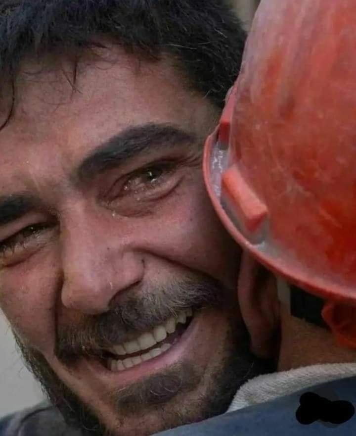 Bu gözlerden dökülen yaşlar; 80 saat enkaz da kalan, 16 yaşındaki Melda'yı, 4 saatlik çalışma sonrası kurtaran dev yürekli madenci'nin yüreğinden akan merhamet ve insanlık gözyaşlarıdır.. . 

"insanın büyüklüğü yaptıklarından gelir, söylediklerinden değil.."!