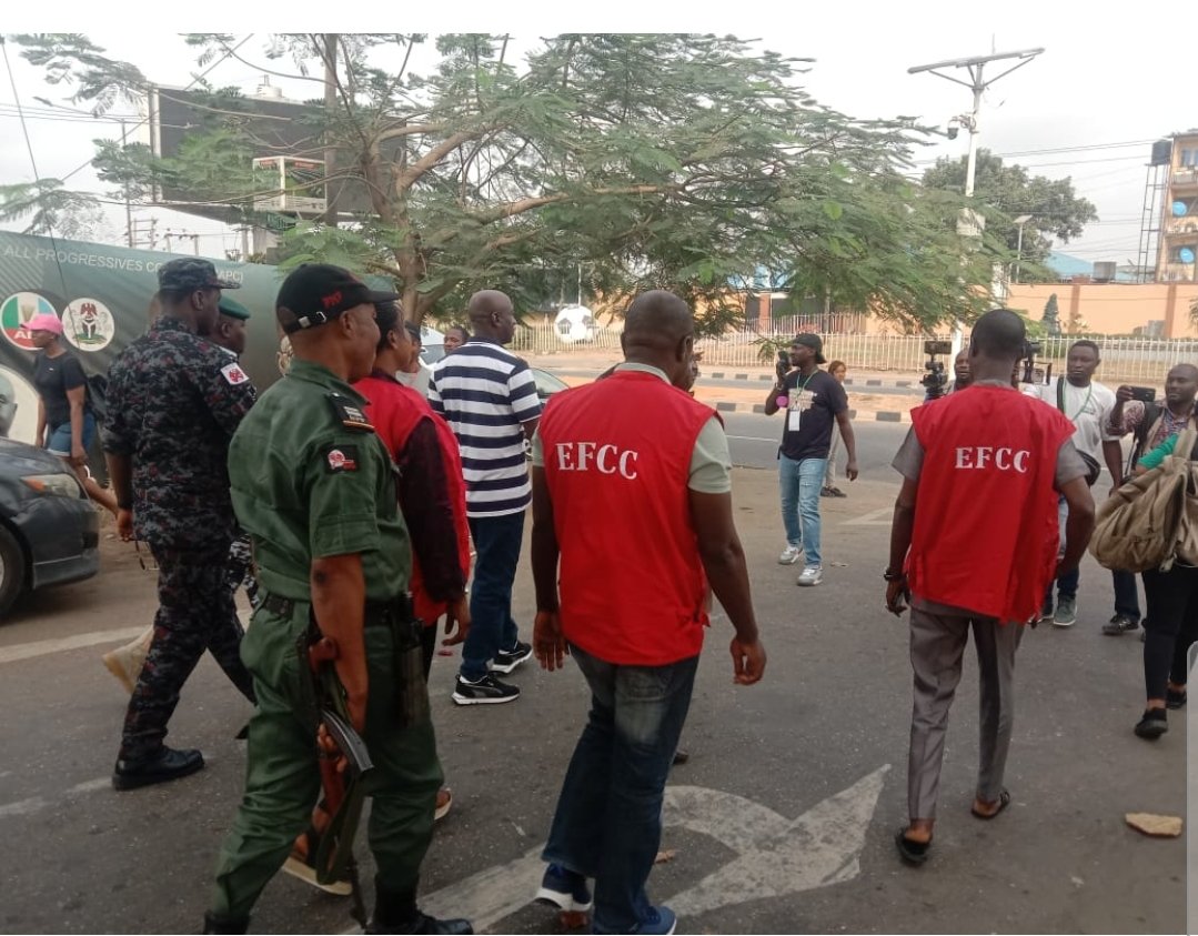 ideasgist's tweet photo. EFCC arrives Tinubu’s Polling Unit [PHOTOS]

https://t.co/YWeDlIq2Jw

#IdeasgistNews #efcc
#tinubu
#pollingunit https://t.co/tOyIDMod5p