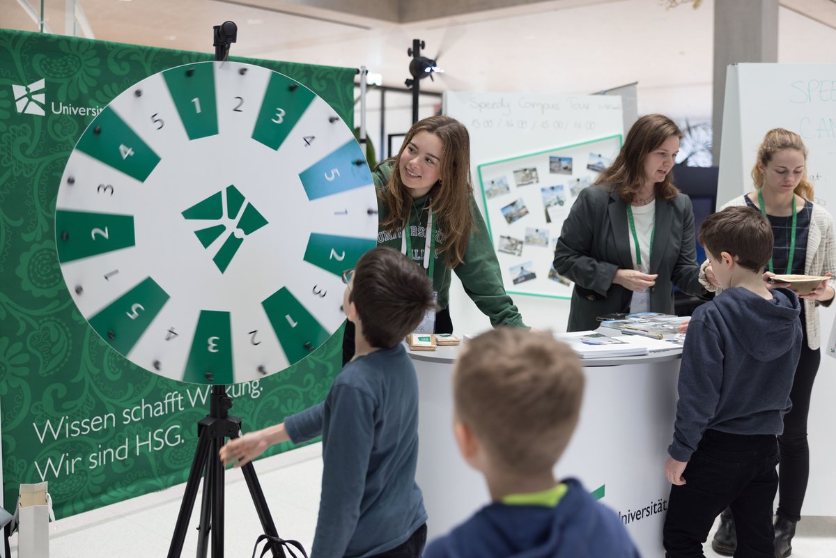 HSGStGallen's tweet photo. Bereits weit über 1000 Besucher:innen verwandeln #HSGsquare seit heute 11:00 Uhr in ein Bienenhaus. Das abwechslungsreiche Programm bietet etwas für Jung und Alt. Noch bis 19:00 Uhr ist Zeit, vorbeizukommen. Programm als PDF: https://t.co/oXL7kr7fgt #OpenSQUARE #125HSG https://t.co/I9IzGiTxjE