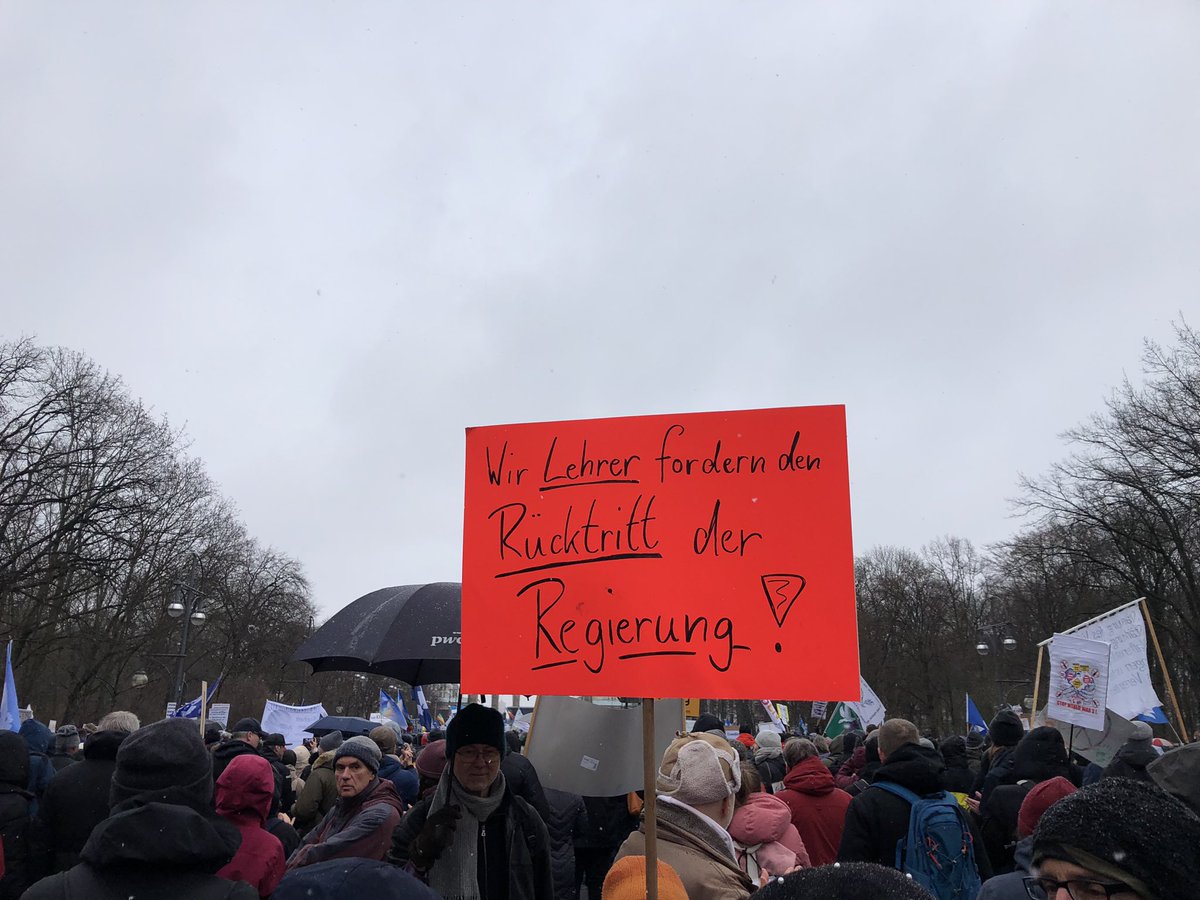 Wie erwartet sind Rechtsextreme, Reichsbürger, Q-Anon-Gläubige und Verschwörungsideologen sowie die Basis bei #b2502. Und die Regierung wird diffamiert oder zum Rücktritt auf gefordert. Hauptfeindbild ist Annalena Baerbock, die ausgebuht und „Baerbock weg“-Rufe bekommt.