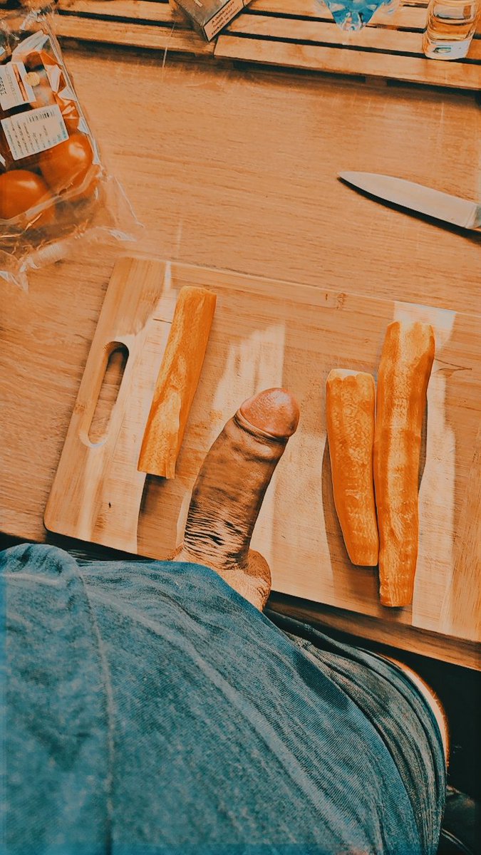 domboyx's tweet photo. Mikor főzés közben valami történik oda lent....🙈😈
Bekapnád a répámat?😋
When something happens down there while cooking...🙈🔥
Would you like my carrot?😋 https://t.co/VVlg3lJlXa
