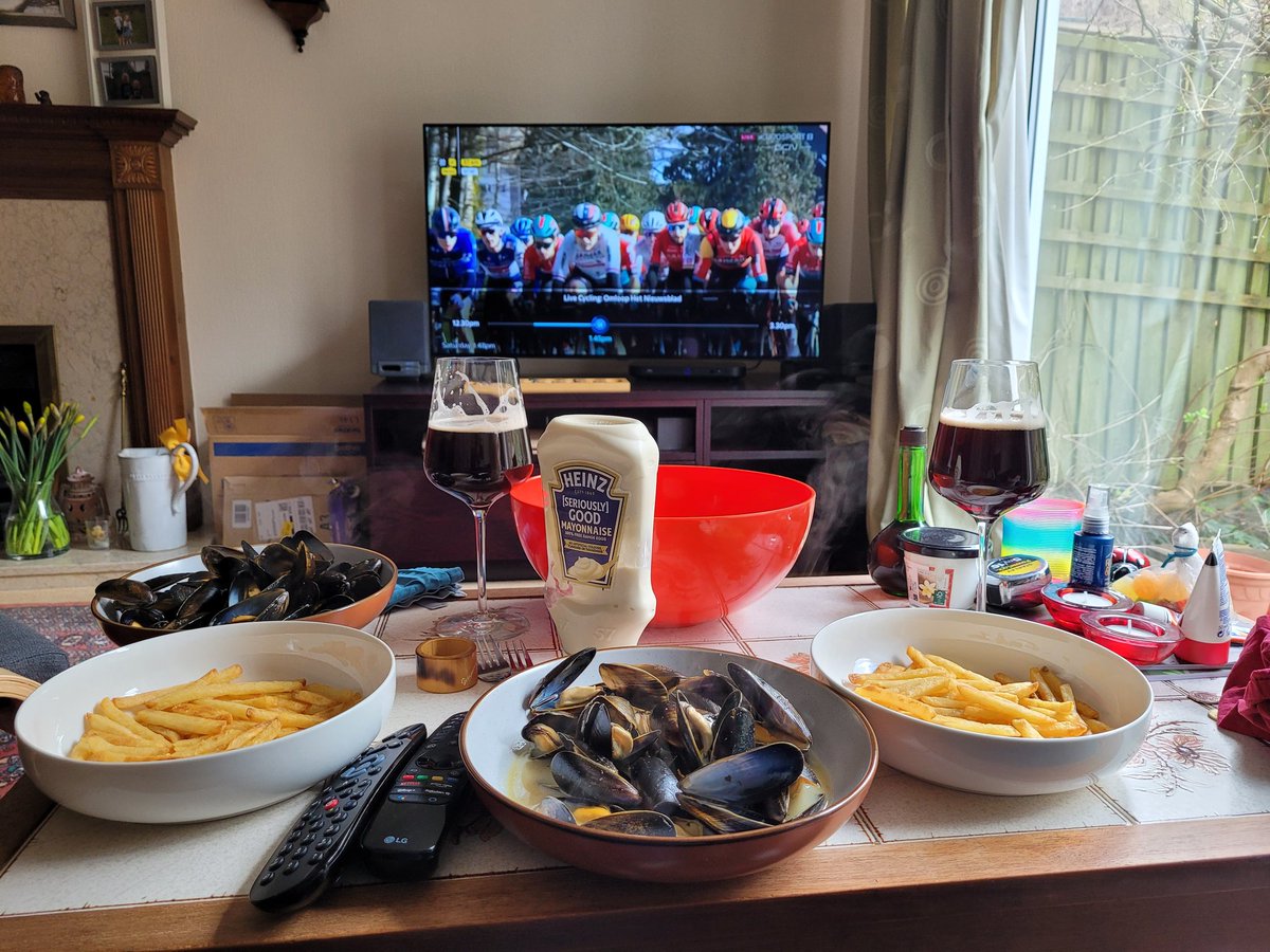 aimeebrett's tweet image. Omloop het nieusblad, moules frites et biere frambois 🥰😍 #Springclassics are here!! #cycling