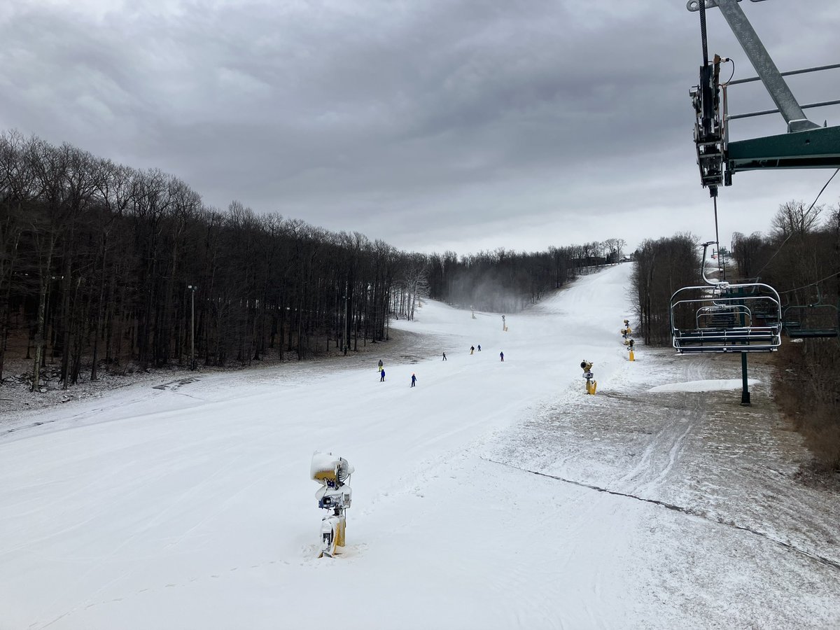 HashtagPartyPat's tweet photo. Snowmaking still underway @HVResortPA.  Great job by the resort to keep us skiing during this suboptimal ski season https://t.co/57wL11pKqe
