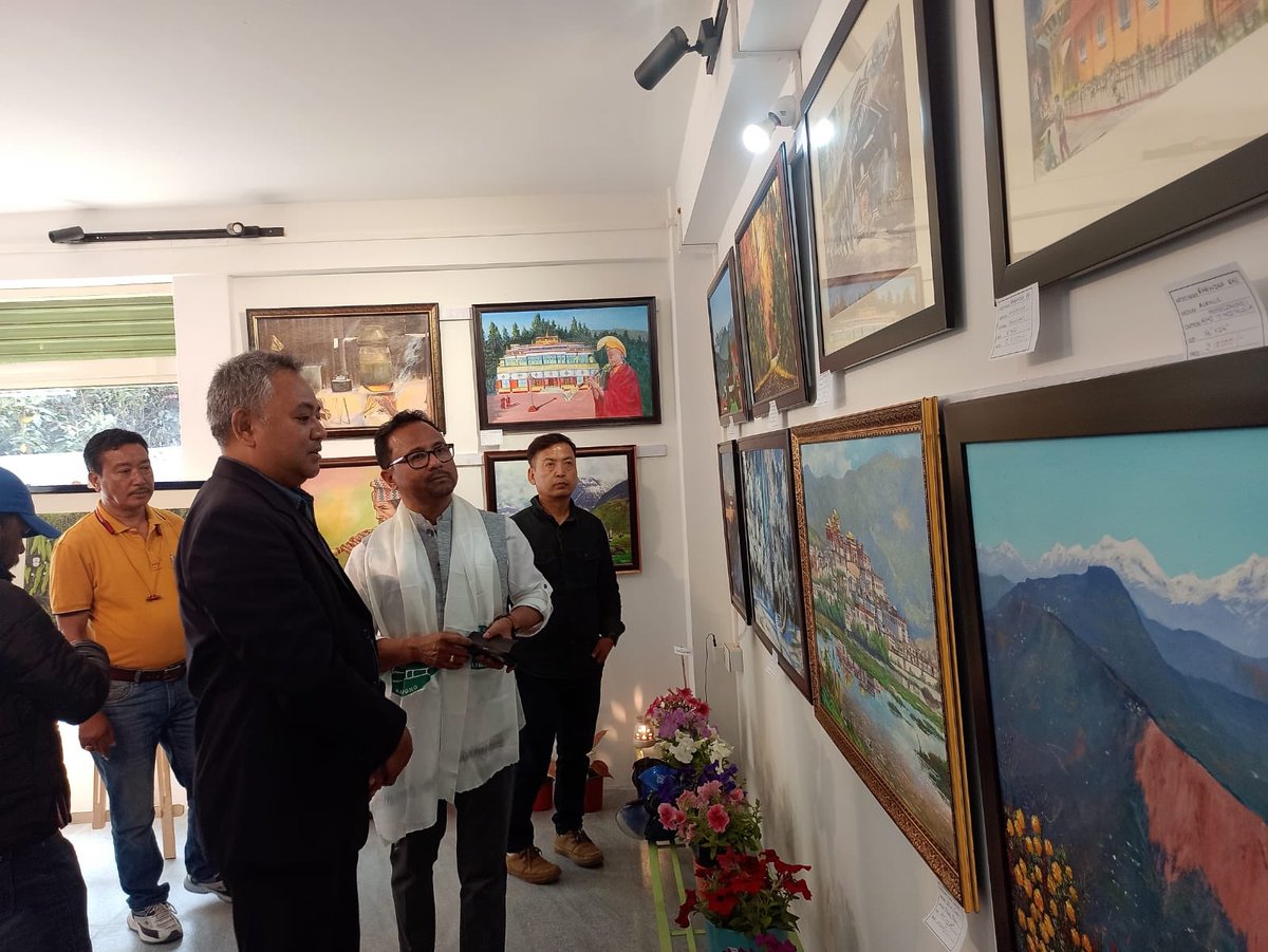 Rubndraw's tweet photo. Opening of Green Art Gallery, Kalimpong with hon’ble MLA @RudenSadaMLA , Shri.Rabi Pradhan Chairman Kalimpong Municipality, @RunwithRoshni bainee and Mr @subashmanisingh . Thank you all 🙏💐 #kalimpong #artgallery https://t.co/dCnXICDvd0
