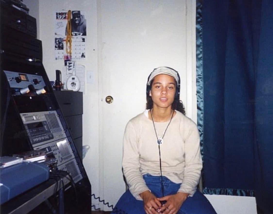 _LegWeak's tweet photo. gm. i got a question. why i look like a young alicia keys 😭😭😭 https://t.co/xzFVrl8DVO