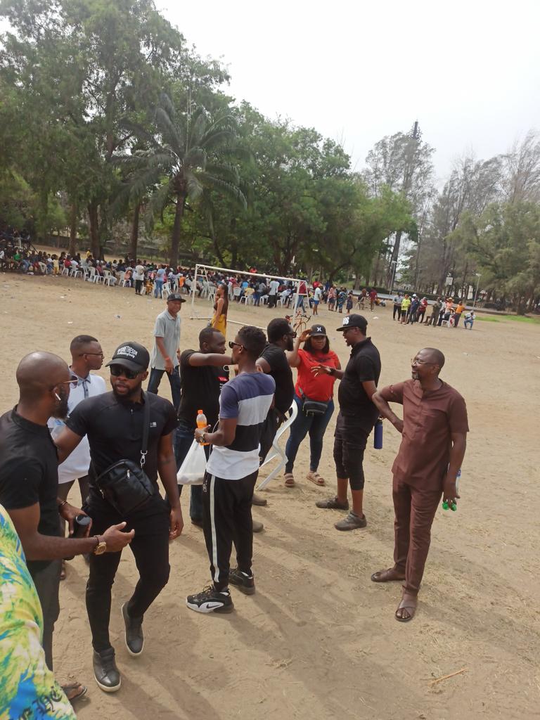 OluOlugbenle's tweet photo. VGC Lagos Polling Unit 032 - House of Rep ballot papers has finished. Over 800 yet to vote. Officials came very late. First 200 to arrive yet to vote as at 3.35pm.  @inecnigeria #inecnigeria #NigeriaElections2023 #NigeriaDecides2023 @OfficialAPCNg @OfficialPDPNig @NgLabour https://t.co/LnNUIcCuGr