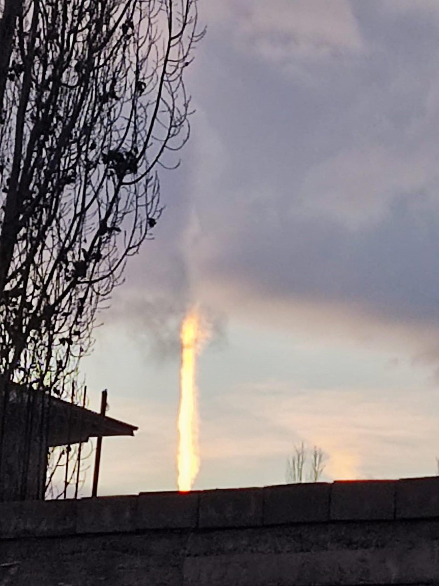 Ağrı’da akşam saatlerinde yerden gökyüzüne doğru yükselen bir ışık gören vatandaş o anları kaydetti bit.ly/3m7TKdl