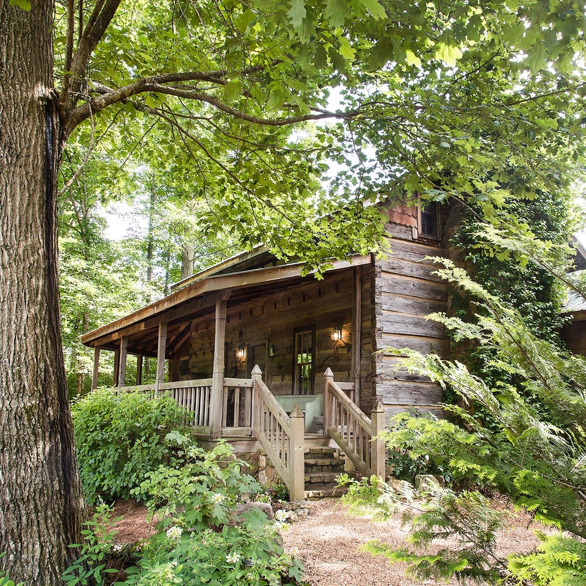 BarnsleyResort's tweet photo. When cottage charm connects with nature at our Georgia resort. 🏡 🌳 https://t.co/7TZSyezLVG