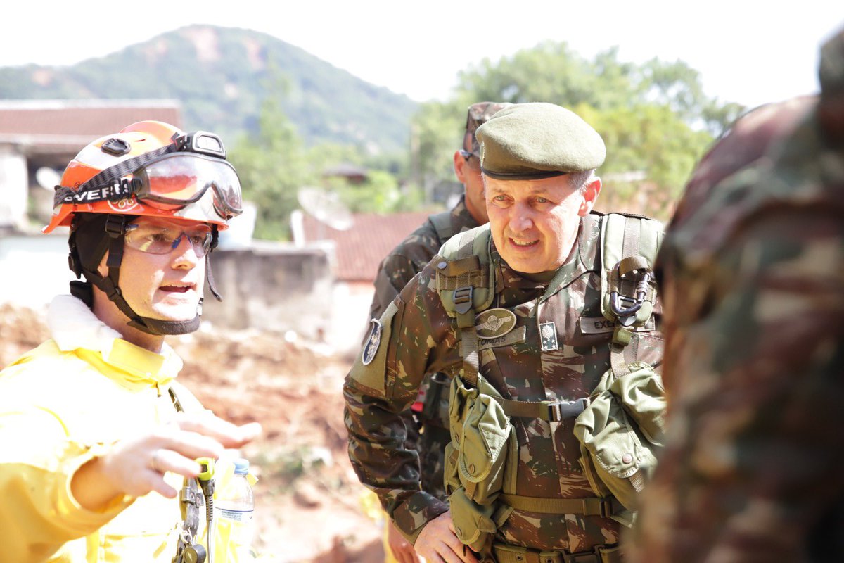 exercitooficial's tweet photo. Comandante do Exército acompanha trabalho da tropa do @cmse_exercito no litoral norte de São Paulo.
#OperaçãoSãoSebastião 

Acesse: https://t.co/E9bP9vfm7X https://t.co/bfZVhkFNAS