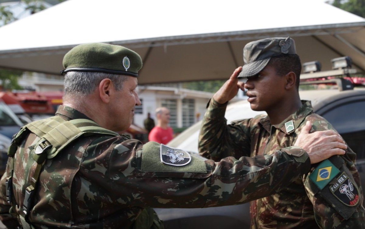 exercitooficial's tweet photo. Comandante do Exército acompanha trabalho da tropa do @cmse_exercito no litoral norte de São Paulo.
#OperaçãoSãoSebastião 

Acesse: https://t.co/E9bP9vfm7X https://t.co/bfZVhkFNAS