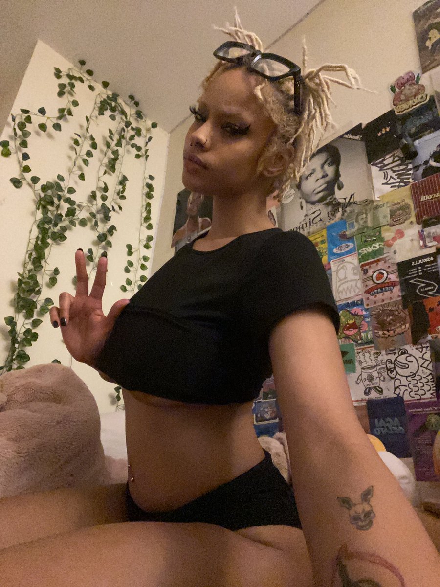 themourningstr's tweet photo. bored in my room 💔 https://t.co/zPQ6bNCjqf