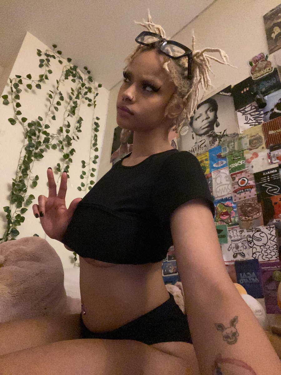 themourningstr's tweet photo. bored in my room 💔 https://t.co/zPQ6bNCjqf