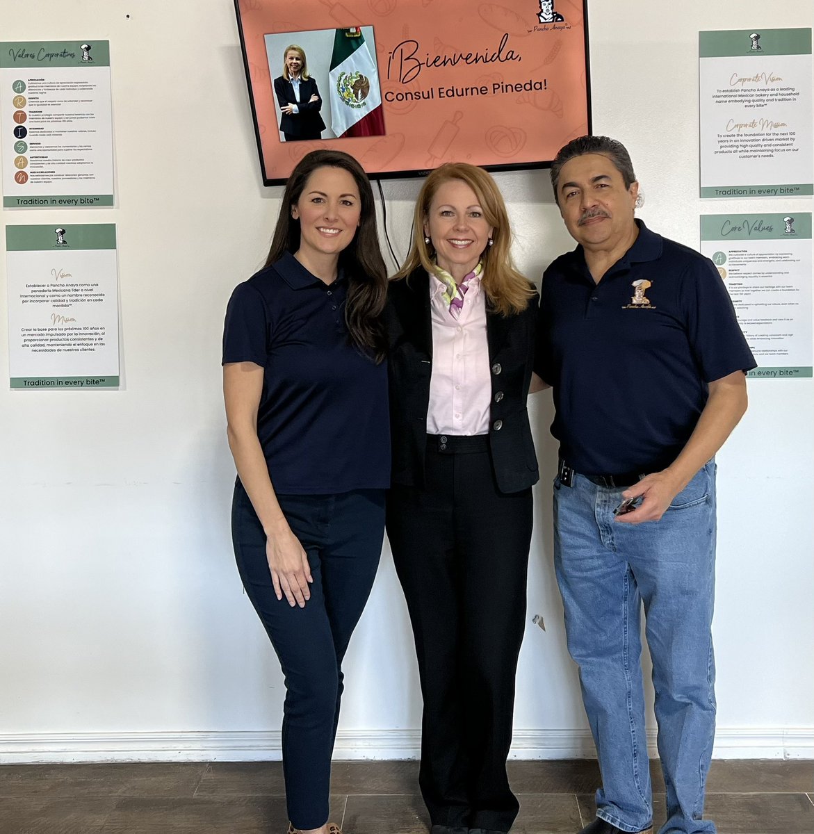 EnpaPineda's tweet photo. El 19% de la población en Tulsa, OK, es hispana, en su mayoría de 🇲🇽. @ConsulMexOklah tendrá fuerte presencia en esta ciudad. Aquí en entrevista con Tina Peña del @tulsacc, eligiendo lugares para las visitas de nuestro CMóvil en mayo y visitando la empresa de Pancho Anaya (1/3). https://t.co/kBmXn6xgKu