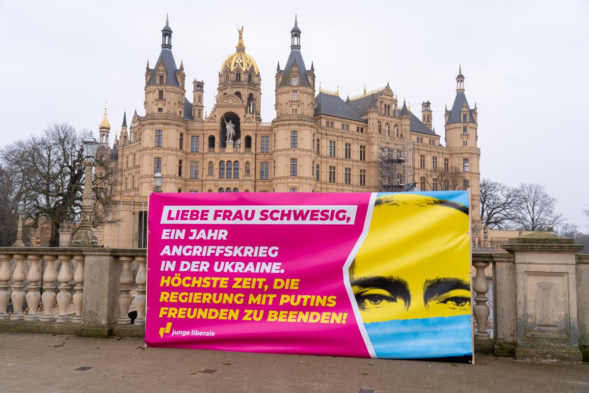 julismv's tweet photo. Liebe Frau Schwesig,

auch wenn Ihre eigenen Verstrickungen mit #Moskau selbst noch nicht wirklich klar sind, sollten Sie, wenn Sie es ernst meinen mit der Zeitenwende und einen Funken Vernunft besitzen, die #Regierung mit Putins Freunden auflösen. 👇 https://t.co/K4p3aLVkMv