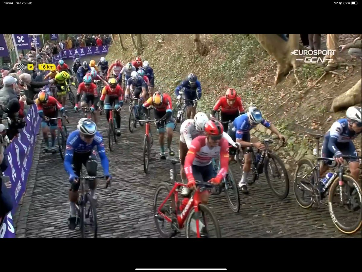 Doctor_Hutch's tweet image. Ah, yes. #omloophetnieuwsblad #muur