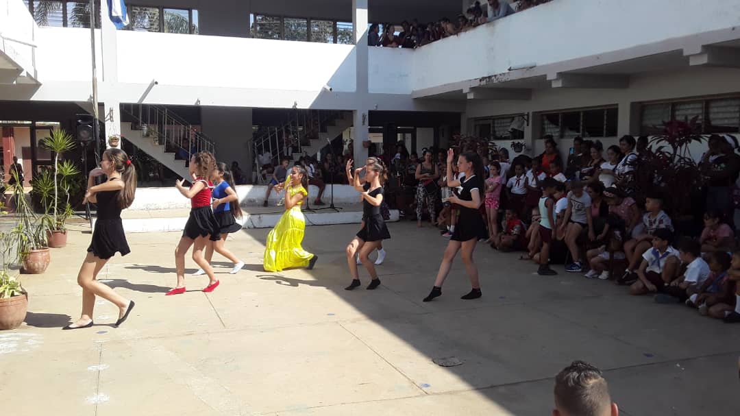 PrimariaFOjeda's tweet photo. En la Escuela Primaria Fabricio Ojeda se realizó el encuentro municipal de "Mezcla de tradiciones" con el objetivo de revitalizar las tradiciones cubanas.
Somos Fabricio, Somos Ternura, Vamos por más.
#EducaciónArtemisa.
#SomosArtemisa.
# CubaMined.
#ALaEducaciónPonle Corazón. https://t.co/iVxQXFdkeS