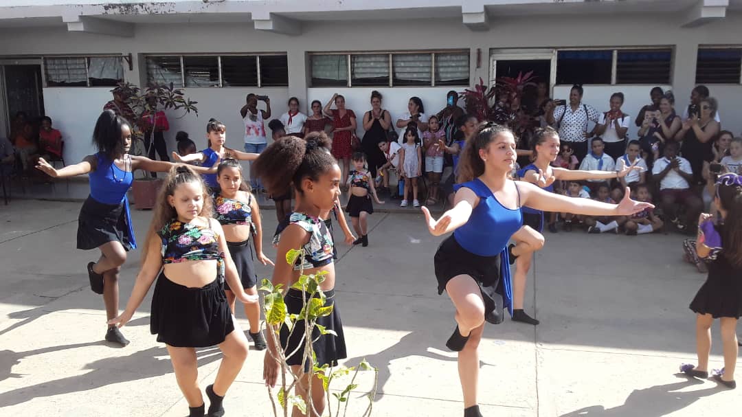 PrimariaFOjeda's tweet photo. En la Escuela Primaria Fabricio Ojeda se realizó el encuentro municipal de "Mezcla de tradiciones" con el objetivo de revitalizar las tradiciones cubanas.
Somos Fabricio, Somos Ternura, Vamos por más.
#EducaciónArtemisa.
#SomosArtemisa.
# CubaMined.
#ALaEducaciónPonle Corazón. https://t.co/iVxQXFdkeS