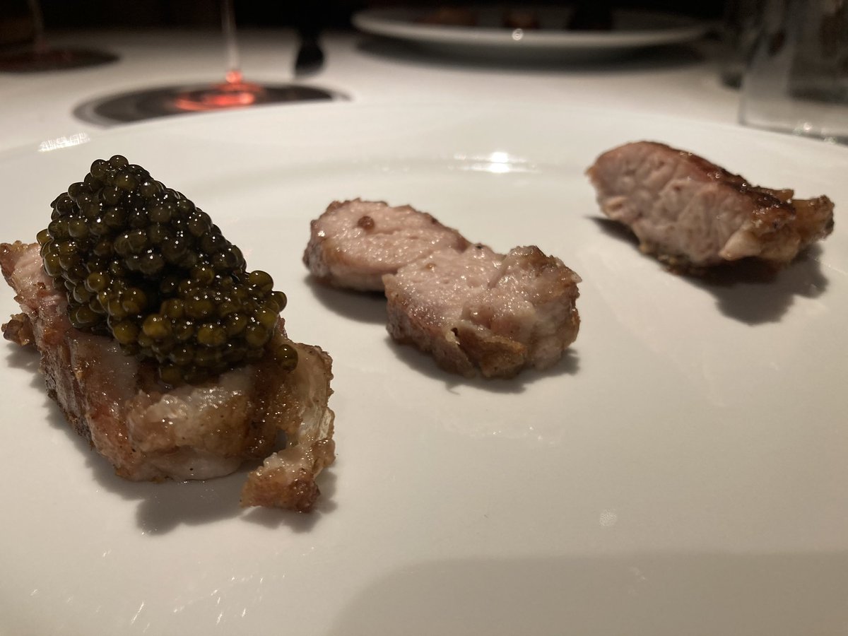 El arte de hacerte sentir en casa y además darte de comer divinamente. Eso hacen los hermanos Narvaiz en Lana. El bocado de molleja y caviar es de los que recuerdas hasta en sueños. Bodega argentina espectacular. Muy muy recomendable.