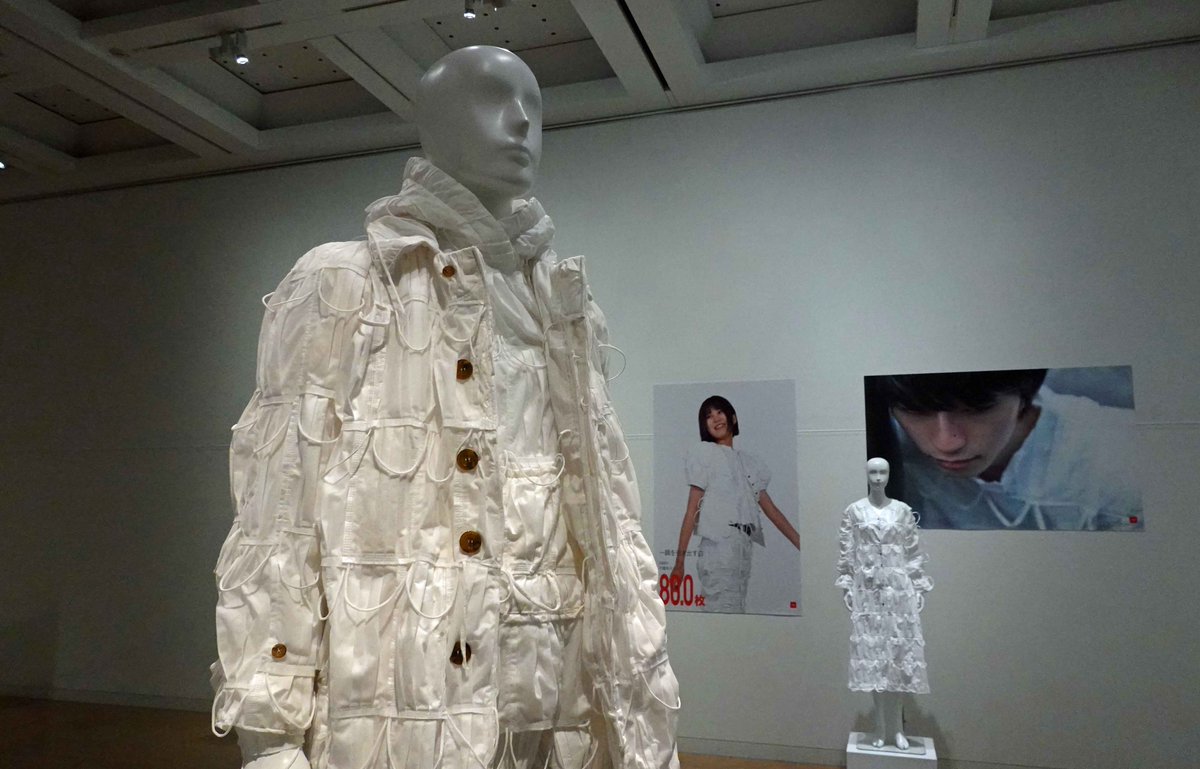 京都芸術大と東北芸術工科大の選抜展「DOUBLE ANNUAL 2023」を国立新美術館で見ました。これは東北芸工大の和田竜汰さんと北村啓人さんによる「ＭＡＦＵＫ」で、不織布マスクを再利用した洋服です。３月５日まで。