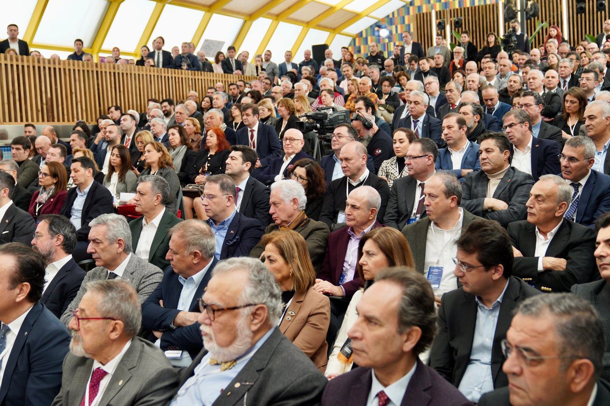 muammerkeskin75's tweet photo. İBB Başkanımız @ekrem_imamoglu’nun ev sahipliğinde, Genişletilmiş Deprem Bilim Üst Kurulu Toplantısı’nı bilim insanlarımız, milletvekillerimiz, İl Başkanımız @Canan_Kaftanci ve ilçe belediye başkanlarımızın katılımıyla gerçekleştirdik. https://t.co/OVCianxvEN