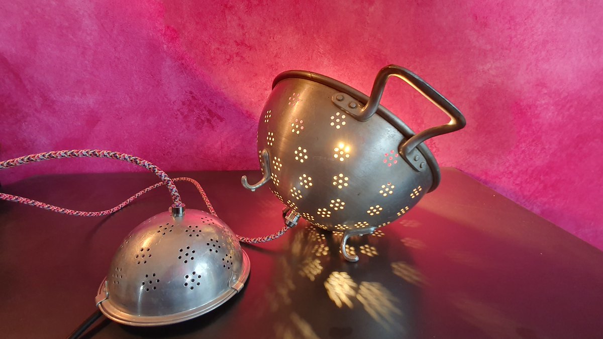 TomBaumberger's tweet photo. I did it again.
Einfach immer wieder super schön, eine Deckenlampe aus einem alten Löcherbecken. Natürlich mit passendem Baldachin in Baumwollkabel.
Ab sofort im Shop:
https://t.co/v1HvoOcfdY
#deckenlampe #kücheninspiration #küchenlampe
#loftlampe #Lampenwelt #lampenbau https://t.co/m7hapZoTc3