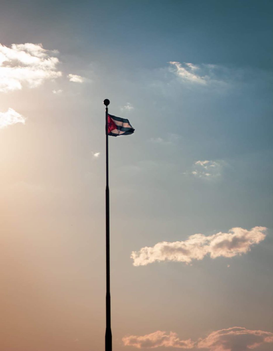 Su amor es mi morada
Luego es corriente que alimenta
Los torrentes de esta fe que ya es cascada.
Un juramento que, aunque me traiga tormento, 
Tiene luz y fundamento de las cosas más sagradas
Sobre el abismo no prometo ser las alas
Si caes caigo, no hay más nada.
#MejorEsPosible