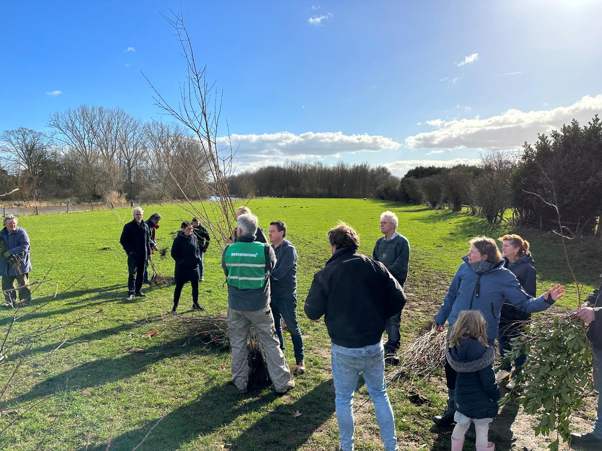 MeerbomenN's tweet photo. In 1 uur was alles weg bij  de uitdeeldag van #GemaalvanSasse 🌱👏🌳 #meerbomen #klimaat #biodiversiteit https://t.co/DDd4QzUz5P