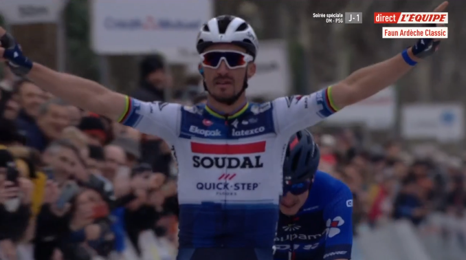 LeGruppetto's tweet photo. La saison 2023 de Julian Alaphilippe commence bien ! 

Le double champion du monde n'avait pas levé les bras depuis plus de 7 mois et une victoire sur le Tour de Wallonie. Entre chutes et blessures, le Français revient de loin, et revient bien surtout. #BDA23 https://t.co/Oi2a5J3i29
