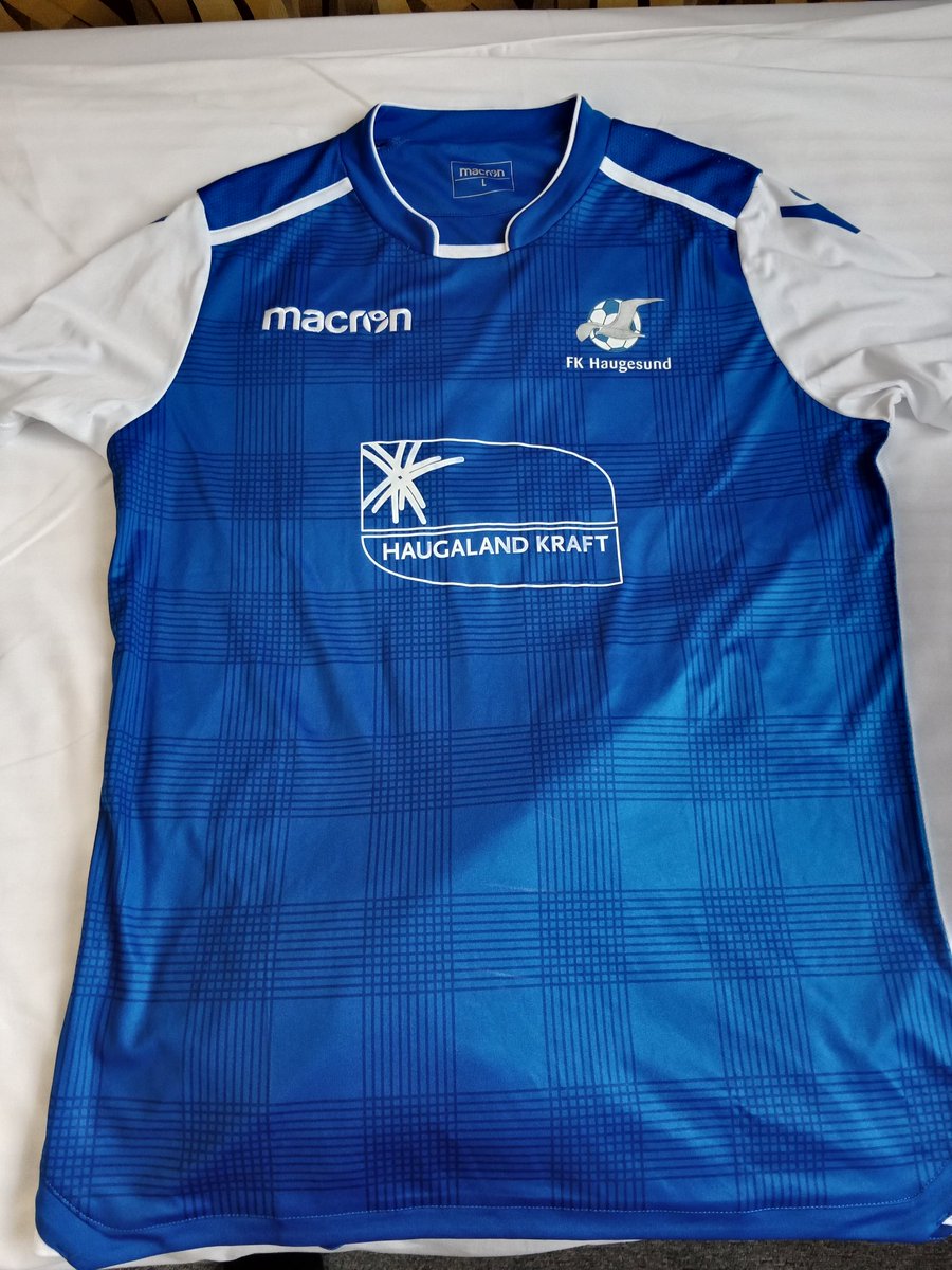 ArekBanik's tweet photo. Wyjazd służbowy zaowocował dwiema koszulkami podstawowego bramkarza @FKHaugesund Helge Sandvika. Jedna z nich to meczówka z autografami zawodników drużyny. Powiało norweskim wiatrem 😁 #koszulki #lumping https://t.co/nSLu62W07C
