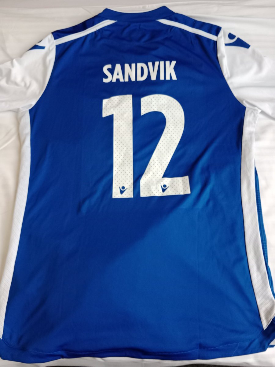 ArekBanik's tweet photo. Wyjazd służbowy zaowocował dwiema koszulkami podstawowego bramkarza @FKHaugesund Helge Sandvika. Jedna z nich to meczówka z autografami zawodników drużyny. Powiało norweskim wiatrem 😁 #koszulki #lumping https://t.co/nSLu62W07C
