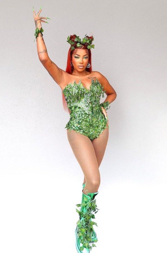 comfortisley's tweet photo. brazilian singer Ludmilla dressed up as poison ivy for carnaval https://t.co/KsX2wF87a1