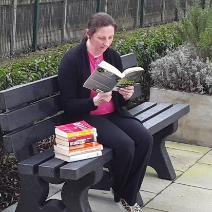 clarelibrary's tweet photo. Shannon library staff member, Elaine #SqueezesInARead in the Sensory Garden at Seán Lemass Public Library, Shannon.
Take some time to read today and pledge your minutes at: 👉https://t.co/QZXQ2OQzQO
#IrelandReads #ClareLibraries #LibrariesIreland #SensoryGarden #ShannonLibrary https://t.co/YIvuNEycZR