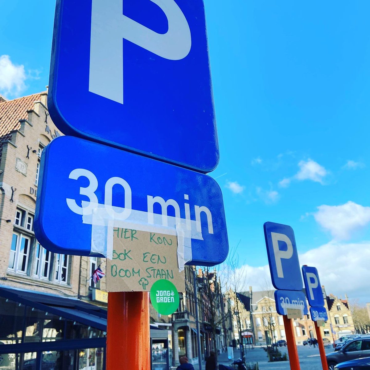 GroenIeper's tweet image. Actie op De Leet. 🌳

Minder borden, meer bomen. De heraanleg is qua groen beleid een gemiste kans. 👀 

#Ieper #Leet #bomen @SamVancayseele @Jordy_Sabels