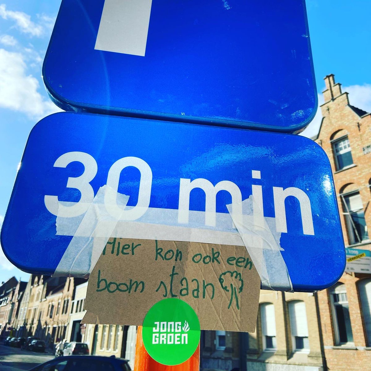 GroenIeper's tweet image. Actie op De Leet. 🌳

Minder borden, meer bomen. De heraanleg is qua groen beleid een gemiste kans. 👀 

#Ieper #Leet #bomen @SamVancayseele @Jordy_Sabels