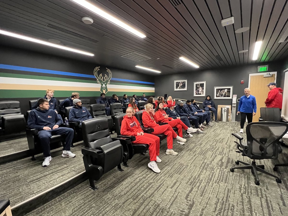 CoachPruettSVSU's tweet photo. Huge thanks to @CoachMikeDunlap for showing us why the Milwaukee Bucks is such a great organization. Unique experience for our players and coaches. Thanks to Coach Baruth for making it happen!  #cardstogether #cardstrong https://t.co/emoanMjAVg
