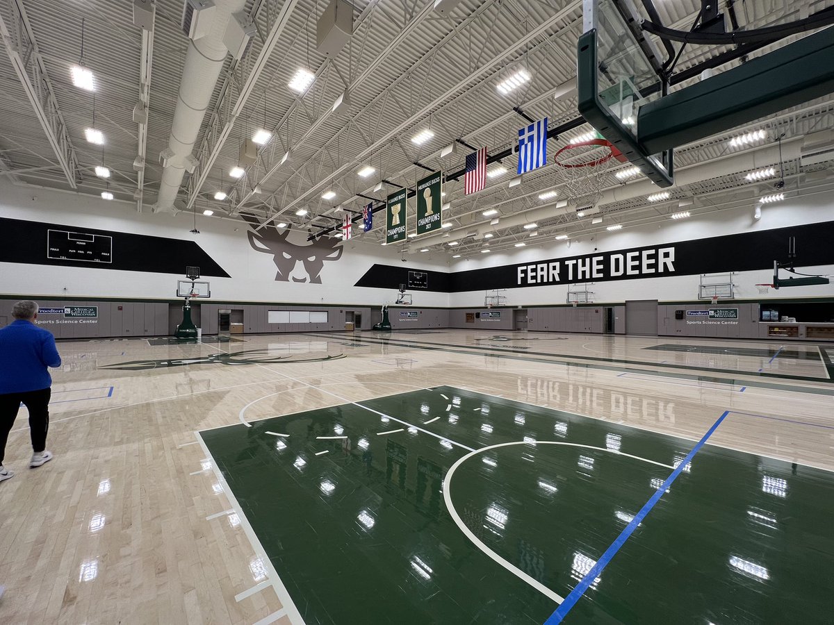 CoachPruettSVSU's tweet photo. Huge thanks to @CoachMikeDunlap for showing us why the Milwaukee Bucks is such a great organization. Unique experience for our players and coaches. Thanks to Coach Baruth for making it happen!  #cardstogether #cardstrong https://t.co/emoanMjAVg