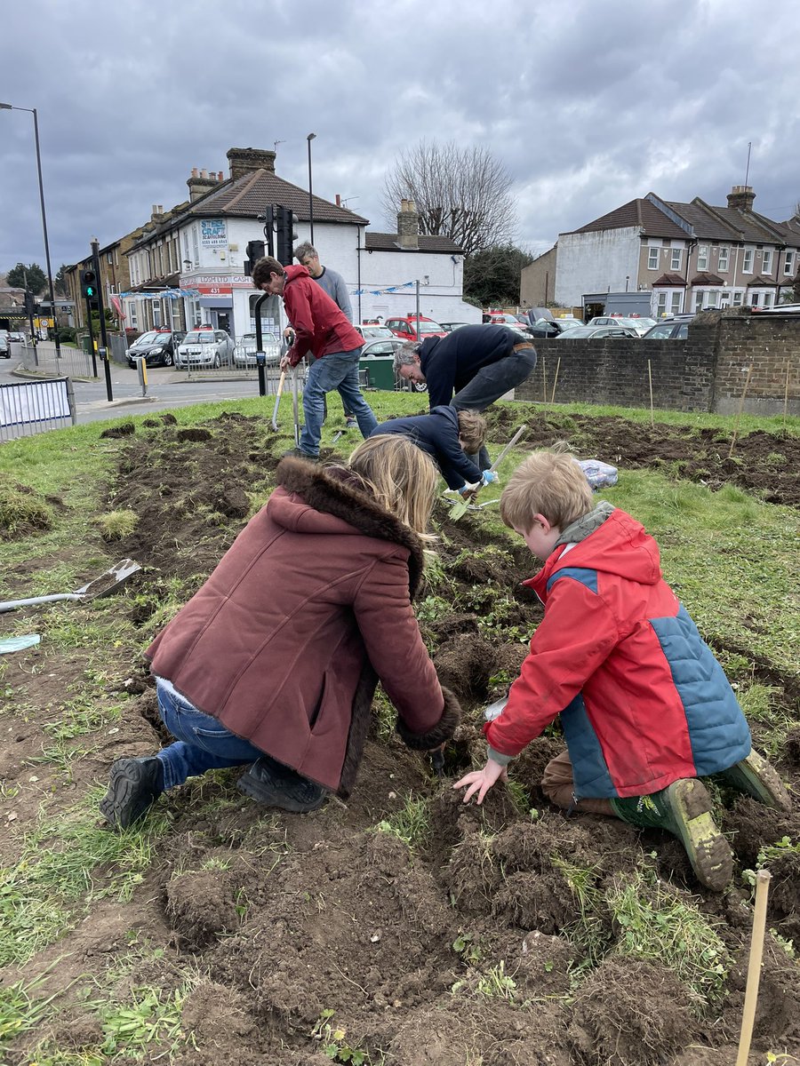 richardfoster1's tweet photo. #TreePlanting #bellgreen #lowersydenham #community #CommuniTree https://t.co/Al7FAnkNfS