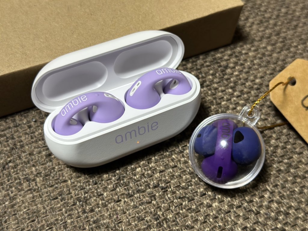 hampoke_UMP23's tweet photo. ずっと買おうか迷ってたワイヤレスイヤホン。GrapeかNavyで決められず、そもそも買うことを諦めようかと考えてた時に限定カラーが!!!その1週間後には左右のソックスを好きな色で組合せ注文できる(数量限定)って💜💙
付け心地最高買ってよかった🥹🫰🏻
#ambie #蔦屋家電 #MyOrder
#耳をふさがないイヤホン https://t.co/L75XSKH1Jk
