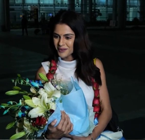 ιѕнιтαα tweet media