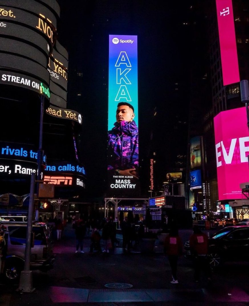 Love to see it . #MassCoutry made it to Time Square NY. The greatest to ever do it, his Megacy lives on ❤️

#RIPAAKA #LongLiveSupaMega 🚀🔥