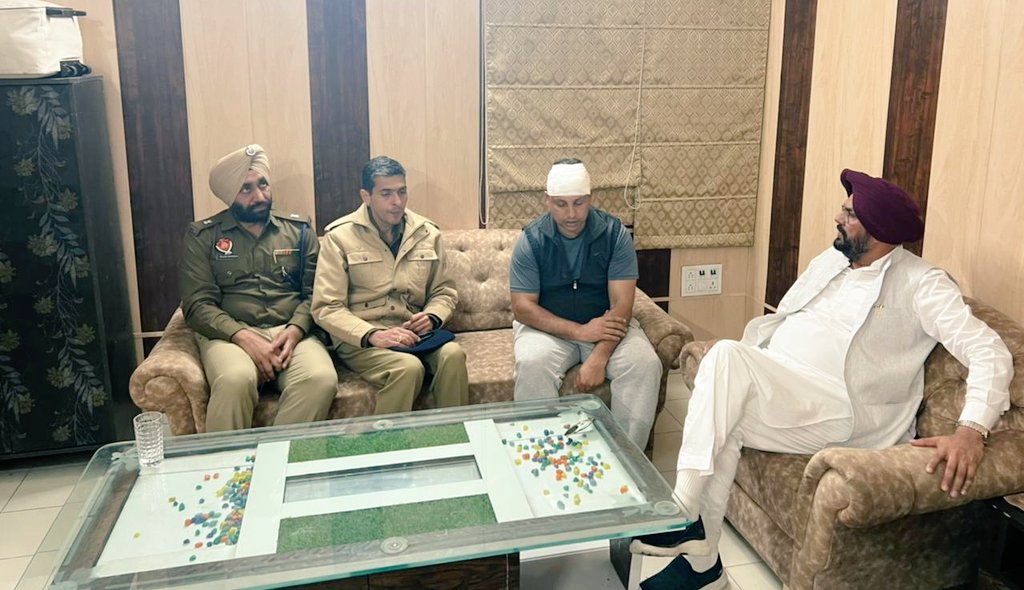 AAPPunjab's tweet photo. Minister @KuldeepSinghAAP met SSP Satinder Singh, SP D.Jugraj Singh & SP Tejbir S Hundal who were injured in Ajnala incident
The way police worked to maintain the dignity of Sri Guru Granth Sahib Ji is commendable. We wholeheartedly thank our brave officers 🙏
—@KuldeepSinghAAP https://t.co/pXvVv6EmmH