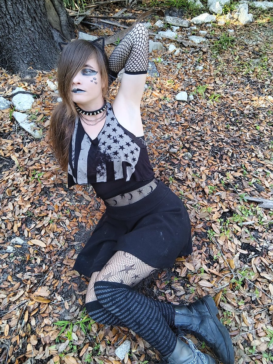LokiElfGod_1's tweet photo. Let me sit here alone in the shadows as the darkness consumes me don't pull me out don't bring me into the light let me lay here while the shadows take control don't tell me you love me don't give me your lies you'll always just walk away as I slip into the void #emo #emogirl https://t.co/HeQ4RRHGvW