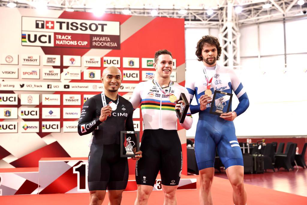 AzizulAWANG's tweet photo. Syukur Alhamdulillah. Thank you Allah.

Macam sukar utk saya percaya, kurang 12 bulan yg lepas saya mnjalani pembedahan jantung &amp; kini saya kembali ke puncak dunia berdiri diatas podium. 

Terima kasih kpd semua rakyat Malaysia &amp; semua yg menyokong serta mendoakan kejayaan saya. https://t.co/oGXJNVi7fH
