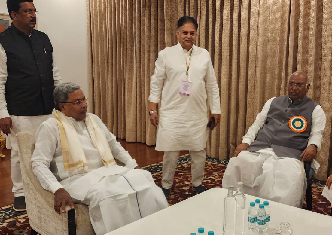 siddaramaiah's tweet photo. Met @INCIndia President Shri Mallikarjun @kharge during @INCIndia's plenary session in Raipur today &amp; discussed about various issues. https://t.co/9xC68v3Sdf
