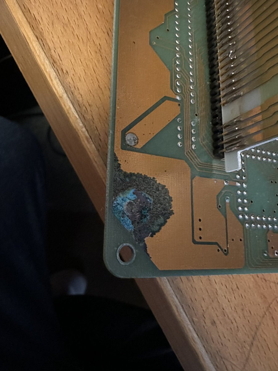 mdf200's tweet photo. So… cleaned up, and neutralised.
Fortunately the only thing messed up, is the tracks to the battery!
#SNES #Magicom https://t.co/Vn0VZXns8O